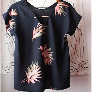 Navy Floral V-neck Short sleeve Top. A New Day.